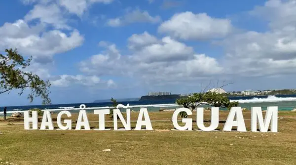 A large sign that says " guatna gua ".